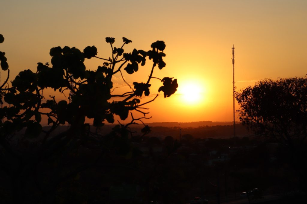 Temperaturas chegam a 35°C e ausência de nuvens marca o clima