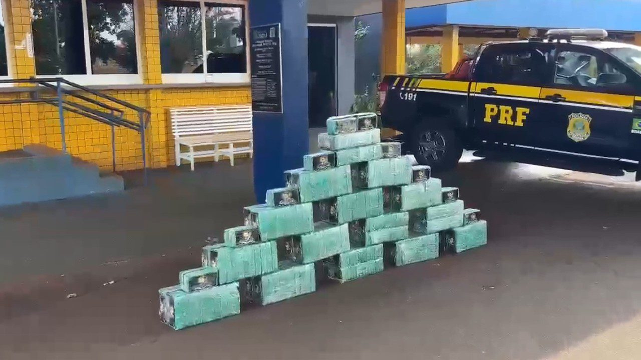 PRF apreende 330 kg de pasta base de cocaína em caminhões na BR-364